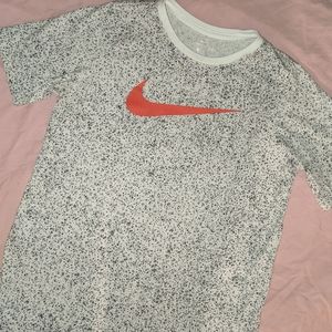 Nike pebble swoop T-shirt